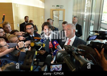 Brüssel, Belgien. 22. Sep, 2015. Slowakische Innenminister Robert Kalinak (Mitte) spricht mit Journalisten nach die Innenminister der EU-Länder trotz der Opposition Tschechien, Slowakei, Ungarn und Rumänien haben einen Kontingent Plan zur Verteilung von 120,000 Flüchtlingen zwischen den Mitgliedstaaten in Brüssel, 22. September 2015 genehmigt. Abgebildete richtige Tschechische Interior Minister Milan Chovanec. Bildnachweis: Jakub Dospiva/CTK Foto/Alamy Live-Nachrichten Stockfoto