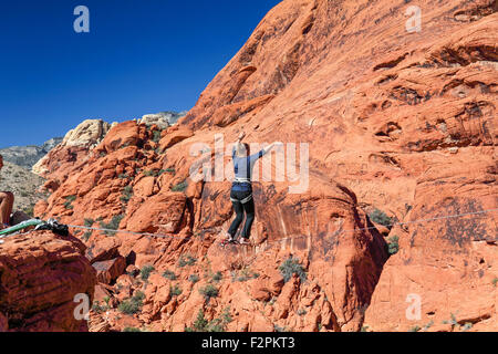 Junge Frau bei Highline im Red Rock Canyon National Conservation Area Stockfoto