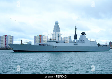 HMS Daring verlassen von Portsmouth (Hampshire) Stockfoto