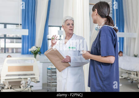 Zwei weibliche Madics, reden im Krankenhaus Stockfoto