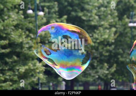 Riesenseifenblasen erstellt mit Seilen und Stangen in einem park Stockfoto