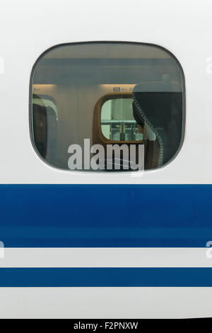 Suchen in durch ein Fenster auf einem Hochgeschwindigkeitszug Stockfoto