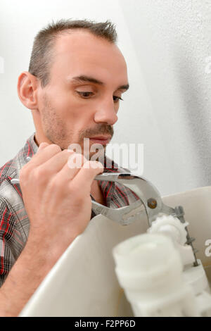 Klempner Reparatur eine Toilette Stockfoto