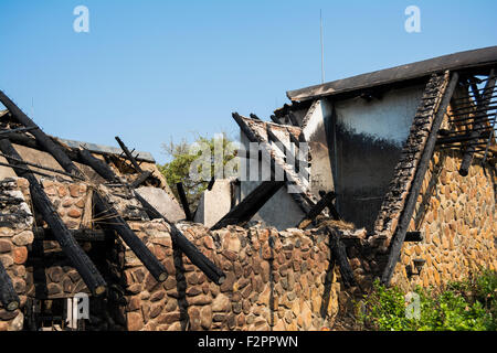 Ein Gebäude, das durch einen Brand beschädigt wurde Stockfoto