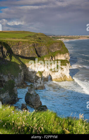 Morgen Blick Richtung Portrush entlang der nördlichen Küste des County Antrim, Nordirland, Großbritannien Stockfoto