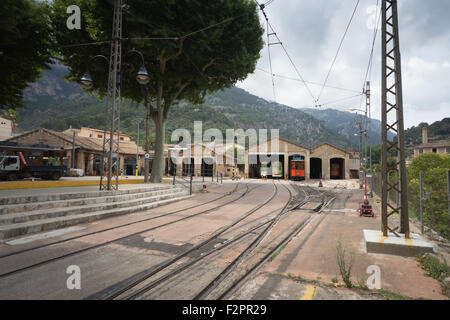 Aufnahme in Soller auf Mallorca.  Der Zug nimmt Passagiere von der Stadt zum Hafen Stockfoto