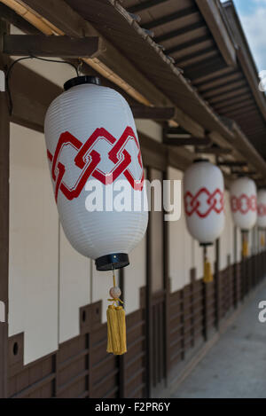 Linie des japanischen Lampions hängen von einem Gebäude Stockfoto