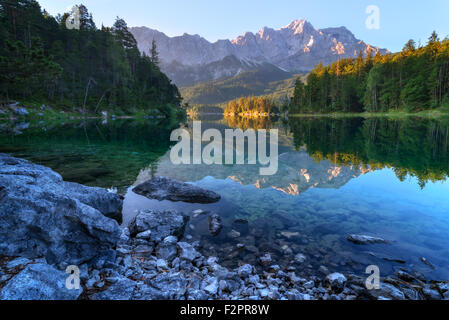 Fantastischen Sonnenuntergang am Berg See Eibsee, befindet sich in Bayern, Deutschland. Dramatische ungewöhnliche Szene. Alpen, Europa. Stockfoto