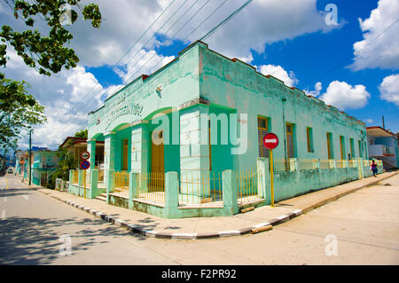 SANCTI SPÍRITUS, Kuba - 5. September 2015: alte bunte Häuser, Sancti Spiritus ist eine Gemeinde und Kapital Stadt von der Provinz Stockfoto