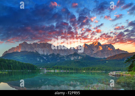 Fantastischen Sonnenuntergang am Berg See Eibsee, befindet sich in Bayern, Deutschland. Dramatische ungewöhnliche Szene. Alpen, Europa. Stockfoto