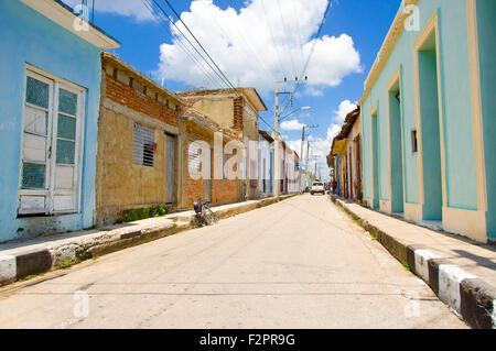SANCTI SPÍRITUS, Kuba - 5. September 2015: alte bunte Häuser, Sancti Spiritus ist eine Gemeinde und Kapital Stadt von der Provinz Stockfoto
