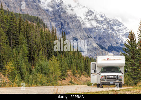 Kanadischen RV parken entlang des Icefields Parkway, Banff-Nationalpark in den kanadischen Rocky Mountains, Alberta, Kanada, Nordamerika. Stockfoto