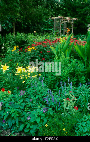 Zeder Garten Laube im Sommer blühenden Garten, in Missouri Stockfoto
