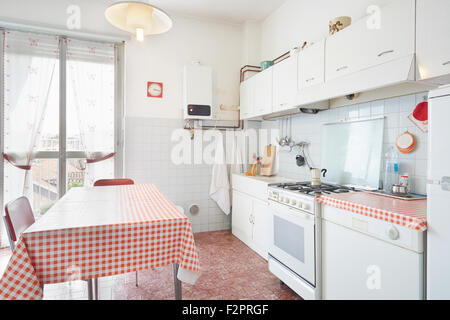 Alte Küche innen normales Haus Stockfoto