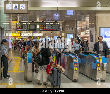 Fahrgäste ein- und aussteigen die Shinkansen-Bahnsteige durch eine Ticket-Barriere am Bahnhof Kyoto Stockfoto