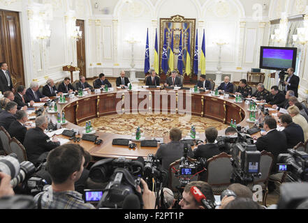 Kiew, Ukraine. 22. Sep, 2015. Der ukrainische Präsident Petro Poroshenko und North Atlantic Treaty Organization (NATO) General Secretary Jens Stoltenberg (C) besuchen National Security Council. Stoltenberg kamen in die Ukraine zu treffen mit Präsident Poroshenko und anderen ukrainischen Beamten halten. Stoltenberg und Poroschenko eröffnet die gemeinsame internationale zivile Folge Management Ausübung "Ukraine 2015" von NATO Euro-Atlantic Disaster Response Coordination Center mitorganisiert und der State Emergency der Ukraine. Bildnachweis: Vasyl Shevchenko/Pacific Press/Alamy Live-Nachrichten Stockfoto