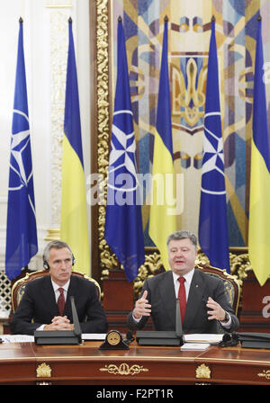 Kiew, Ukraine. 22. Sep, 2015. Ukrainian President Petro Poroshenko (R) und North Atlantic Treaty Organization (NATO) allgemeine Sekretärin Jens Stoltenberg (L) an einer Besprechung teilnehmen. Stoltenberg kamen in die Ukraine zu treffen mit Präsident Poroshenko und anderen ukrainischen Beamten halten. Stoltenberg und Poroschenko eröffnet die gemeinsame internationale zivile Folge Management Ausübung "Ukraine 2015" von NATO Euro-Atlantic Disaster Response Coordination Center mitorganisiert und der State Emergency der Ukraine. Bildnachweis: Vasyl Shevchenko/Pacific Press/Alamy Live-Nachrichten Stockfoto