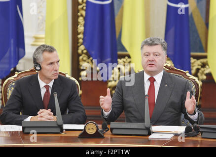 Kiew, Ukraine. 22. Sep, 2015. Ukrainian President Petro Poroshenko (R) und North Atlantic Treaty Organization (NATO) allgemeine Sekretärin Jens Stoltenberg (L) an einer Besprechung teilnehmen. Stoltenberg kamen in die Ukraine zu treffen mit Präsident Poroshenko und anderen ukrainischen Beamten halten. Stoltenberg und Poroschenko eröffnet die gemeinsame internationale zivile Folge Management Ausübung "Ukraine 2015" von NATO Euro-Atlantic Disaster Response Coordination Center mitorganisiert und der State Emergency der Ukraine. Bildnachweis: Vasyl Shevchenko/Pacific Press/Alamy Live-Nachrichten Stockfoto