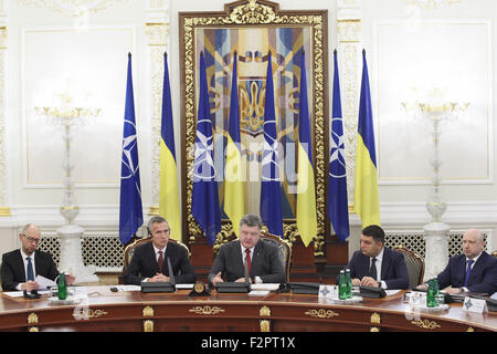 Kiew, Ukraine. 22. Sep, 2015. Ukrainian President Petro Poroshenko (C) und North Atlantic Treaty Organization (NATO) Generalsekretär Jens Stoltenberg (2-L) an einer Besprechung teilnehmen. Stoltenberg kamen in die Ukraine zu treffen mit Präsident Poroshenko und anderen ukrainischen Beamten halten. Stoltenberg und Poroschenko eröffnet die gemeinsame internationale zivile Folge Management Ausübung "Ukraine 2015" von NATO Euro-Atlantic Disaster Response Coordination Center mitorganisiert und der State Emergency der Ukraine. Bildnachweis: Vasyl Shevchenko/Pacific Press/Alamy Live-Nachrichten Stockfoto