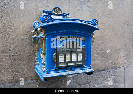 Eine alte, blau, deutsche Briefkasten an der Wand Stockfoto