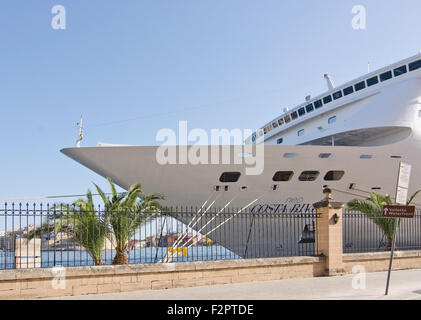 Bug des Kreuzfahrtschiffes Neo Costa Riviera festgemacht im Grand Harbour an einem sonnigen Tag im September Stockfoto