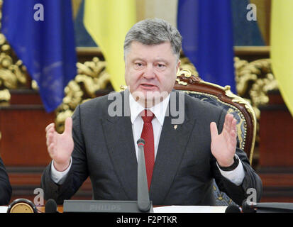 Kiew, Ukraine. 22. Sep, 2015. Der ukrainische Präsident Petro Poroshenko während eines Treffens mit North Atlantic Treaty Organization (NATO) Generalsekretär Jens Stoltenberg (nicht gesehen). Stoltenberg kamen in die Ukraine zu treffen mit Präsident Poroshenko und anderen ukrainischen Beamten halten. Stoltenberg und Poroschenko eröffnet die gemeinsame internationale zivile Folge Management Ausübung "Ukraine 2015" von NATO Euro-Atlantic Disaster Response Coordination Center mitorganisiert und der State Emergency der Ukraine. Bildnachweis: Vasyl Shevchenko/Pacific Press/Alamy Live-Nachrichten Stockfoto