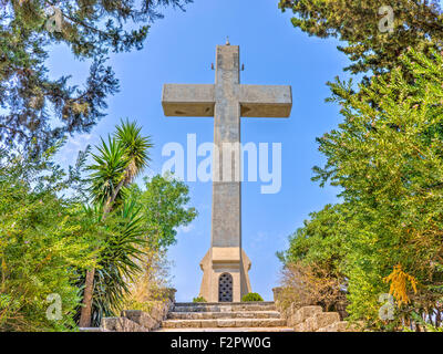 Schritte, um das riesige Kreuz auf der Aussichtsplattform am Berg Filérimos Rhodos Dodekanes Griechenland Europa Stockfoto