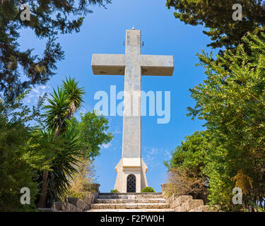 Schritte, um das riesige Kreuz auf der Aussichtsplattform am Berg Filérimos Rhodos Dodekanes Griechenland Europa Stockfoto