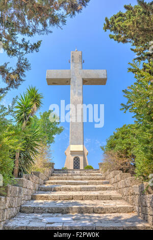 Schritte, um das riesige Kreuz auf der Aussichtsplattform am Berg Filérimos Rhodos Dodekanes Griechenland Europa Stockfoto