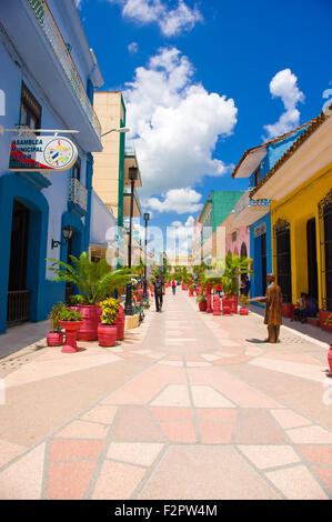 SANCTI SPIRITUS, Kuba - 5. September 2015: Walking Boulevard mit Geschäften, Innenstadt in Sancti Spiritus. Es ist eines der ältesten Cub Stockfoto