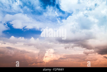 Dramatische bunte Wolkengebilde, Sommer Abend Himmel Hintergrundtextur mit verschiedenen Arten von Wolken Stockfoto