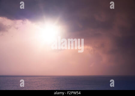 Leuchtend bunte Sonnenaufgang Himmel mit Sonne durch Wolken Stockfoto