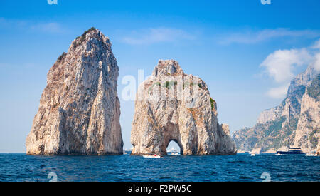 Capri Inselfelsen, berühmten Faraglioni. Mittelmeer Küstenlandschaft, Italien Stockfoto