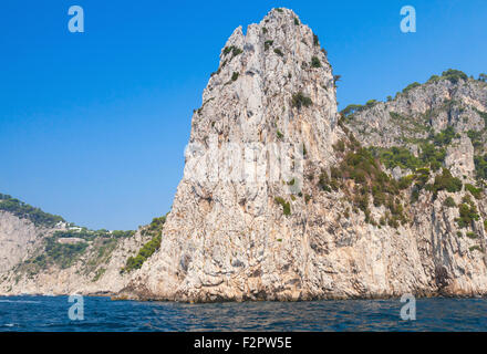 Küstenlandschaft mit Felsen der Insel Capri, Mittelmeer, Italien Stockfoto