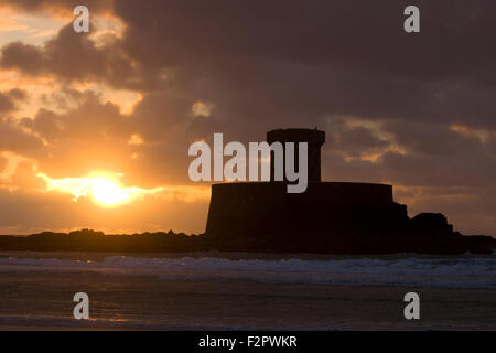 Jersey, Kanalinseln, Großbritannien. 22. Sep, 2015. Großbritannien Wetter: Sonnenuntergang am La Rocco Tower, St Ouen Strand, Jersey.  Bildnachweis: Gordon Shoosmith/Alamy Live-Nachrichten Stockfoto