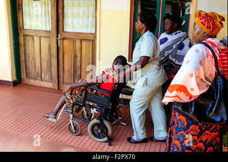 Tansania, Korogwe, Dorf Kwalukonge KWALUKONGE Gesundheitszentrum, Patienten im Rollstuhl auf dem Weg zum OP Stockfoto