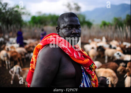 Tansania, Korogwe, Massai in Kwalukonge Dorf, Massai-Häuptling in Kral mit Ziegen / TANSANIA, Korogwe, Massai Im Dorf Kwalukonge, Massai chief SOGOLO BATIMAYO LAZARO Im Kral Mit Besiedler Stockfoto