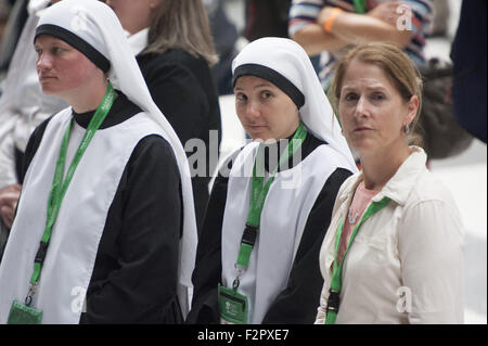 Philadelphia, Pennsylvania, USA. 22. Sep, 2015. Katholische Nonnen bei der Eröffnungsfeier das Welttreffen der Familien in an der Philadelphia Convention Center Kredit: Ricky Fitchett/ZUMA Draht/Alamy Live News Stockfoto