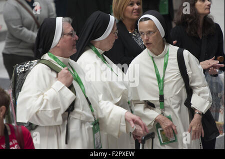 Philadelphia, Pennsylvania, USA. 22. Sep, 2015. Katholische Nonnen bei der Eröffnungsfeier das Welttreffen der Familien in an der Philadelphia Convention Center Kredit: Ricky Fitchett/ZUMA Draht/Alamy Live News Stockfoto