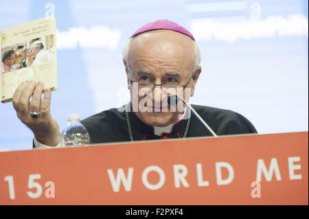 Philadelphia, Pennsylvania, USA. 22. Sep, 2015. Erzbischof VINCENZO PAGLIA, Präsident des Päpstlichen Rates für die Familie bei der Eröffnungsfeier der das Welttreffen der Familien in an der Philadelphia Convention Center Kredit: Ricky Fitchett/ZUMA Draht/Alamy Live News Stockfoto