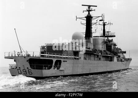 AJAXNETPHOTO. 18. DEZEMBER 1984. SOUTHAMPTON, ENGLAND. -GESTRECKTE ZERSTÖRER - HMS GLOUCESTER A GESTRECKT GEBEN 42 ZERSTÖRER AUF FREMDFIRMEN PROBEFAHRTEN IM KANAL.  FOTO: VT COLL/AJAXNETPHOTO. REF: VTPR19450 Stockfoto