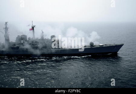 AJAXNETPHOTO. 1996. - ÄRMELKANAL.  -FEUERKRAFT - HMS GLOUCESTER, EINE ART 42 ABSATZ 3 SHEFFIELD-KLASSE ZERSTÖRER TESTS IHRE EINZIGEN 4,5 ZOLL VORWÄRTS WAFFE WÄHREND DES TRAININGS EIN KANAL MONTIERT.  FOTO: JONATHAN EASTLAND/AJAX.  REF: HD NA D96 920881. Stockfoto