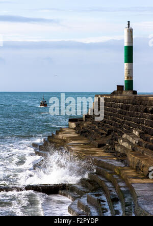 Angelboot/Fischerboot nähert sich Aberystwyth Hafen von Wales UK Stockfoto