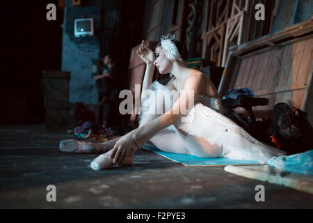 Ballerina, die sitzen auf dem Warm-up hinter den Kulissen Stockfoto