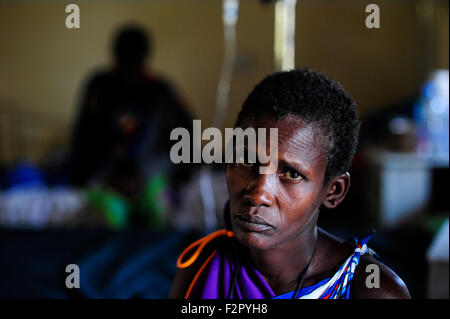 Tansania, Korogwe, Dorf Kwalukonge, KWALUKONGE Gesundheitszentrum, Massai Frau / TANSANIA, Korogwe, KWALUKONGE Gesundheitszentrum, Krankenhaus der Rosminianer Väter Und Usambara Schwestern in Kwalukonge, Massai-Frau Stockfoto