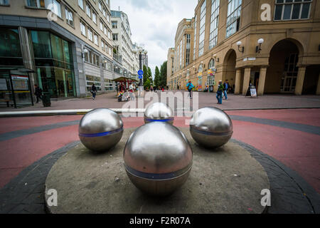 Metall-Kugeln vor der Stockholms Södra Station in Sodermalm, Stockholm, Schweden. Stockfoto