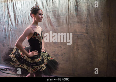 Ballerina, stehen hinter der Bühne vor dem Auftritt Stockfoto