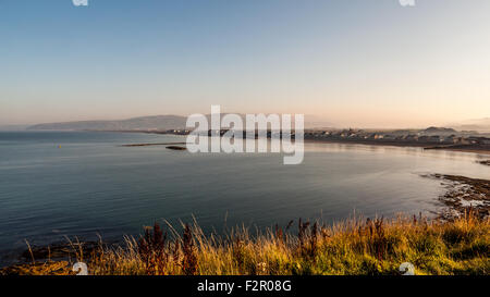 Mit Blick auf Borth Strand an einem Misty Morgen bei Sonnenaufgang Ceredigion Wales UK Stockfoto