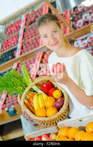 Lady Holding Apfel Stockfoto
