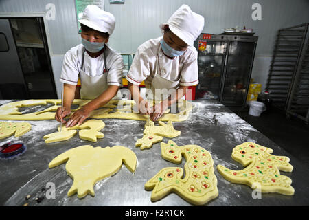 Zhangye, Chinas Provinz Gansu. 22. Sep, 2015. Arbeiter machen Tier-Form Mooncakes in einem Supermarkt in Zhangye, Nordwesten Chinas Provinz Gansu, 22. September 2015. Chinesen werden Mid-Autumn Festival am 27. September heuer zum 15. Tag des im achten Monat in lunar Kalender erhalten. Es ist eine Tradition, Mooncakes Essen und haben ein Familientreffen auf dem Festival. © Wang Jiang/Xinhua/Alamy Live-Nachrichten Stockfoto